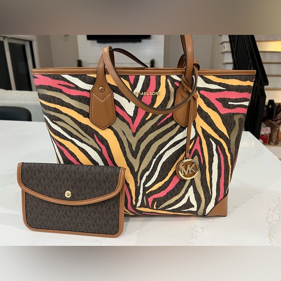 Large travel purse with small Poche case. - Picture 1 of 3